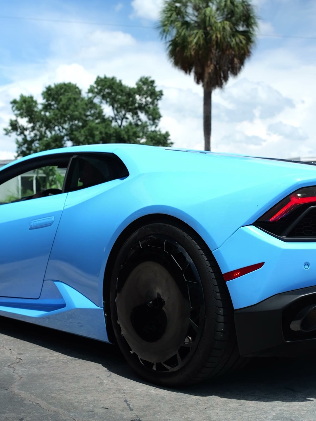 Blue Lamborghini Huracan fitted with AIRODISC aero wheel discs