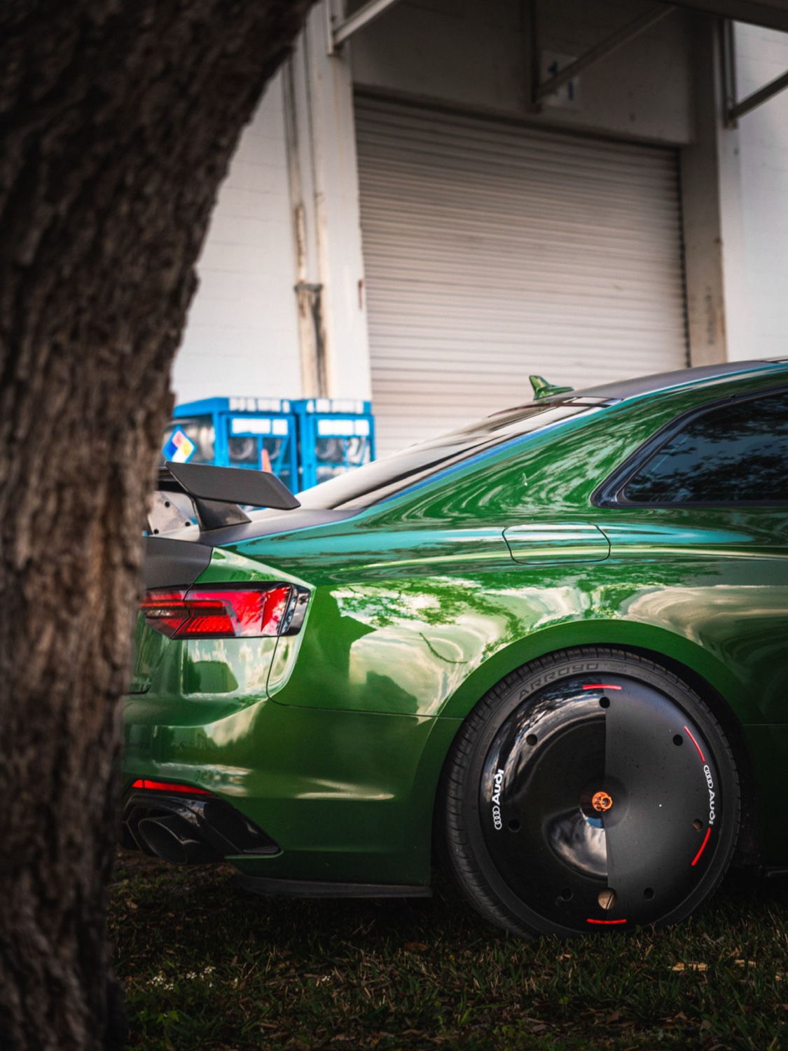 Green Audi RS5 fitted with a custom AIRODISC carrying Audi branding and red accent arcs