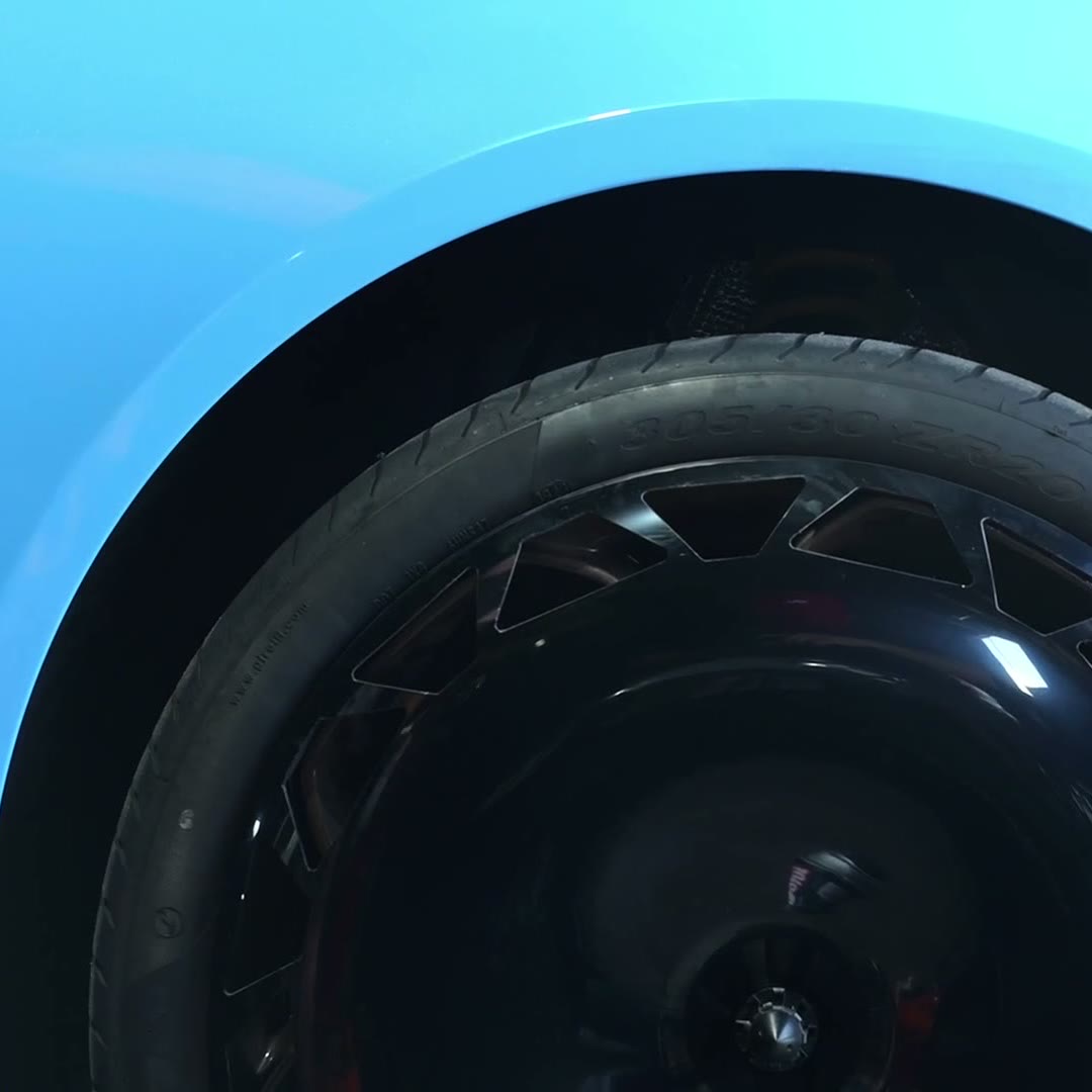 AIRODISC F1 Series aero wheel disc in gloss black with triangular lattice outer ring, fitted to a Lamborghini Huracan