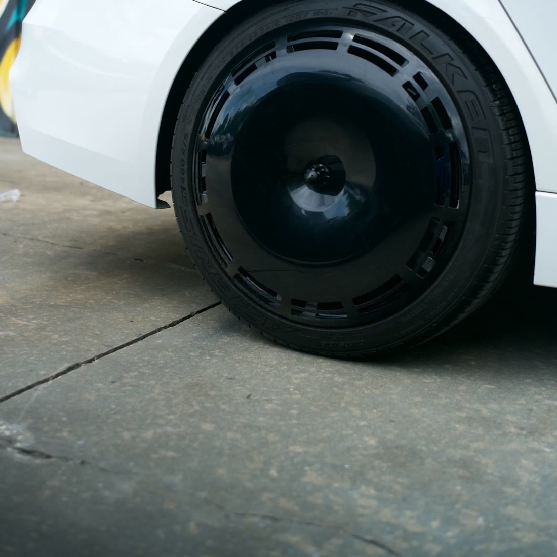AIRODISC Performance Series aero wheel disc in gloss black with segmented banded outer ring, fitted to a BMW M3